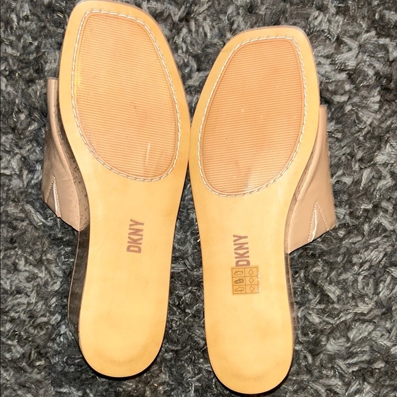 NWT-DKNY Women's Nude Platform Slides - Picture 6 of 6